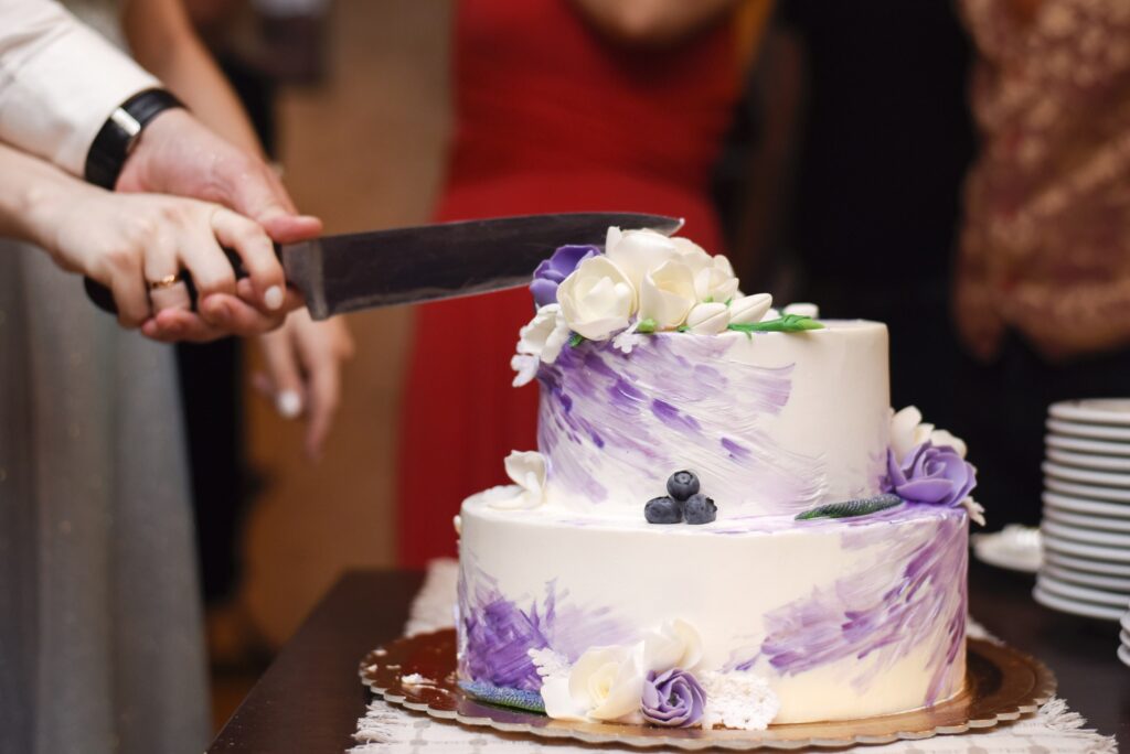 Cut a layered cake