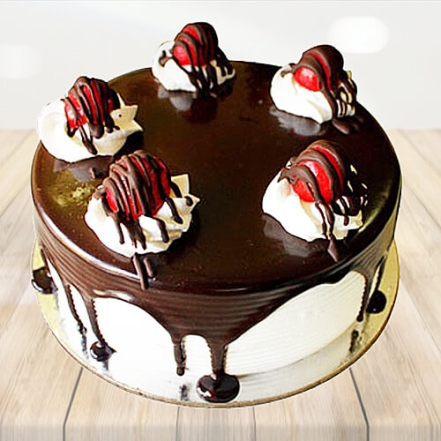 Strawberry With Drop Chocolate Cake