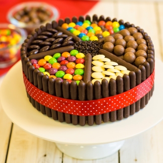 KitKat Gems Delight Cake