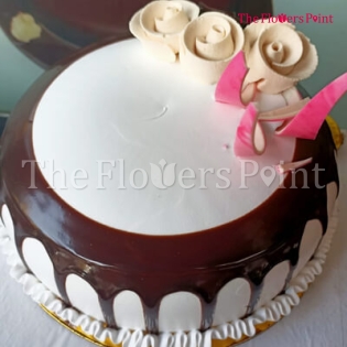 Special Vanilla Cake Delivered in Kanpur